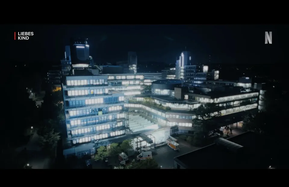 Nächtliche Luftaufnahme eines Gebäudekomplexes