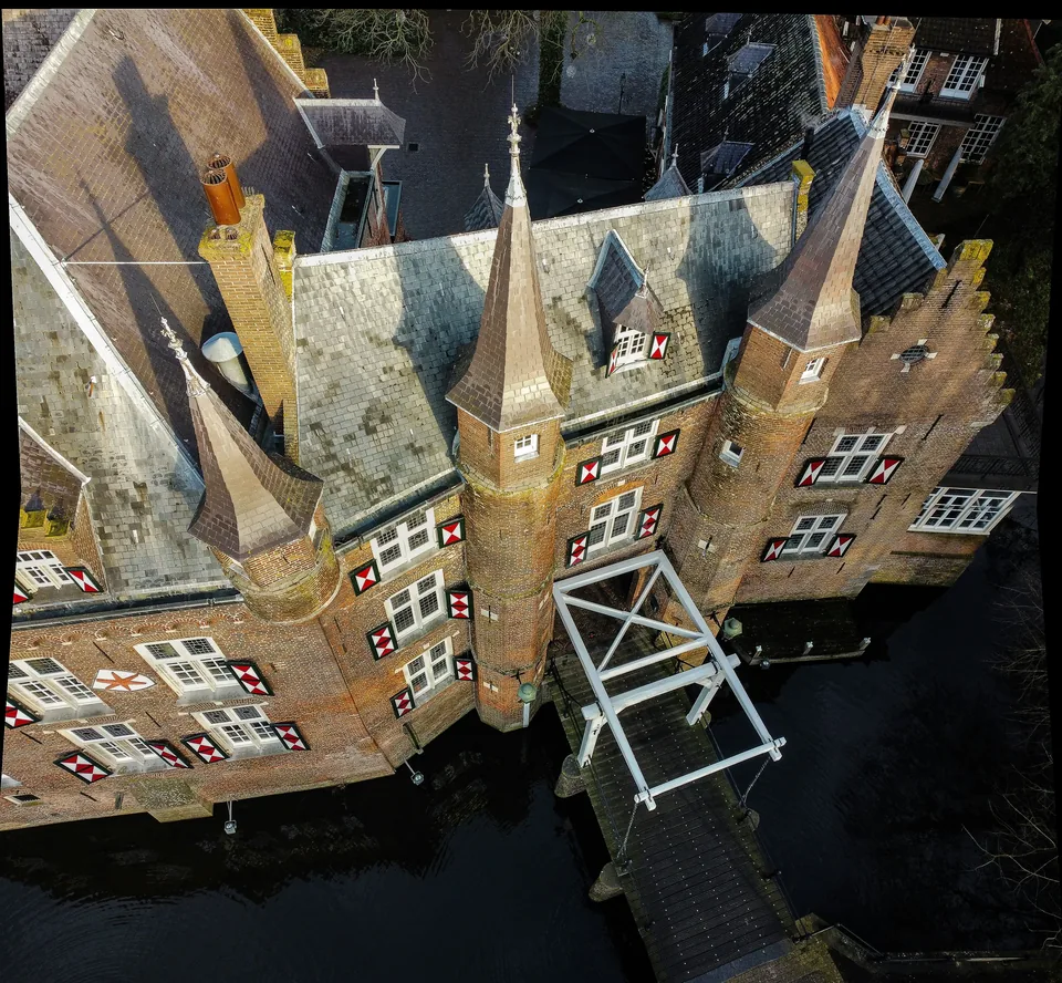 Historisches Dach aus der Perspektive einer Drohne
