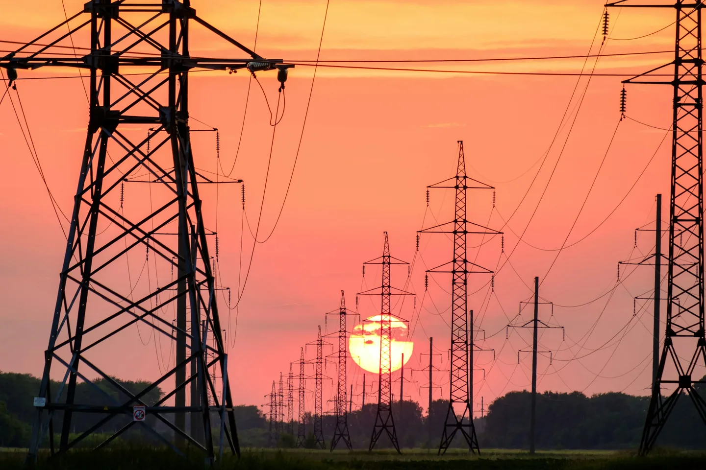 Stromtrasse im Licht der untergehenden Sonne