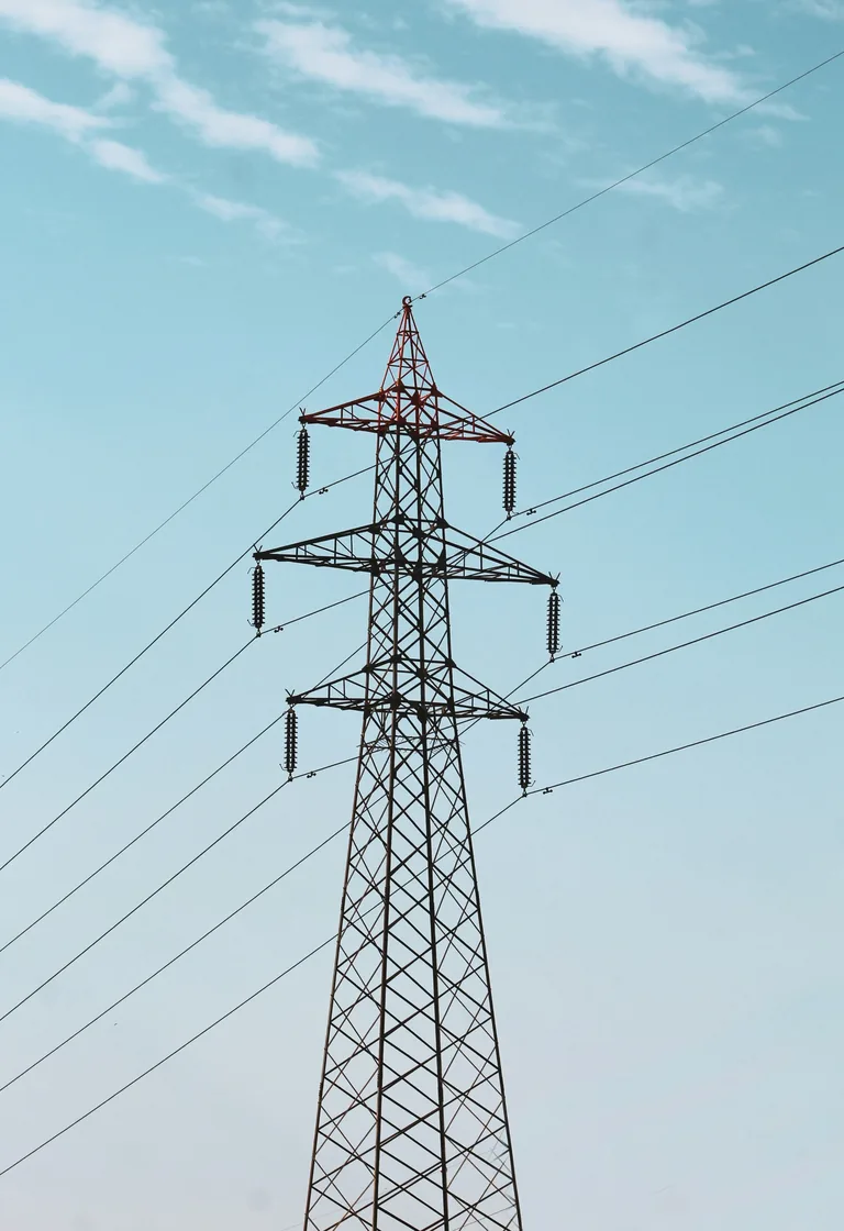 Strommast vor blauem Himmel
