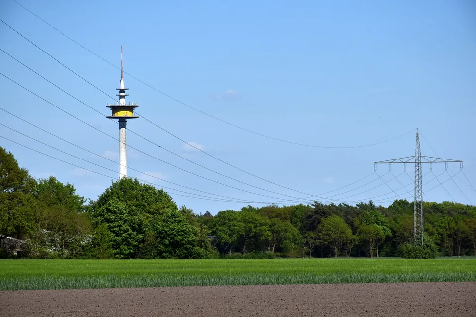 Stromtrasse in einer Landschaft